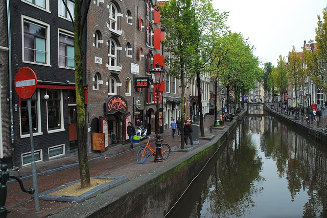 tulpenwinkel in Amsterdam met verse tulpen en lente sfeer